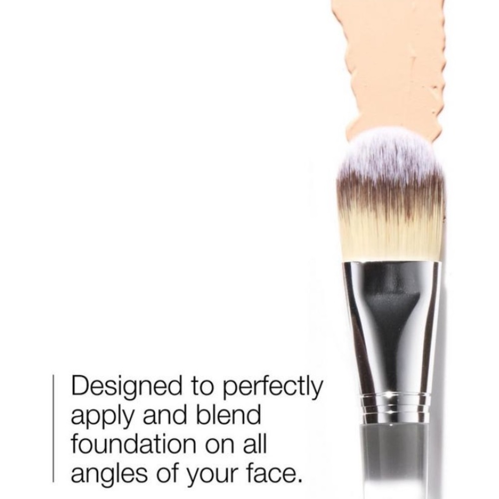 🤍New Clinique Foundation Brush🤍 - Picture 2 of 7